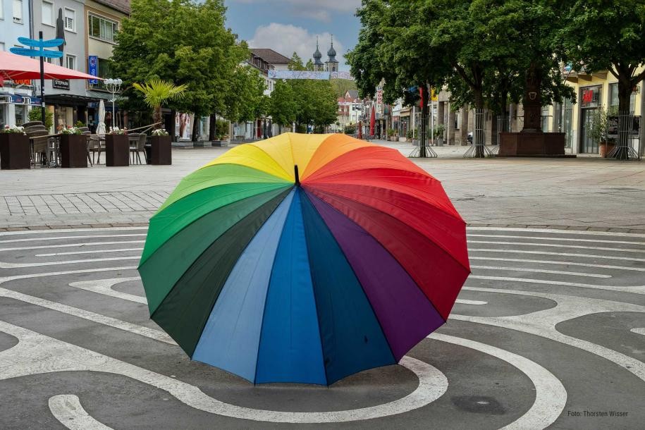 Bunter Regenschirm auf dem Marktplatz