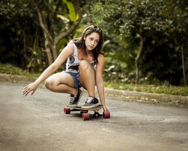 Mädchen auf Skateboard