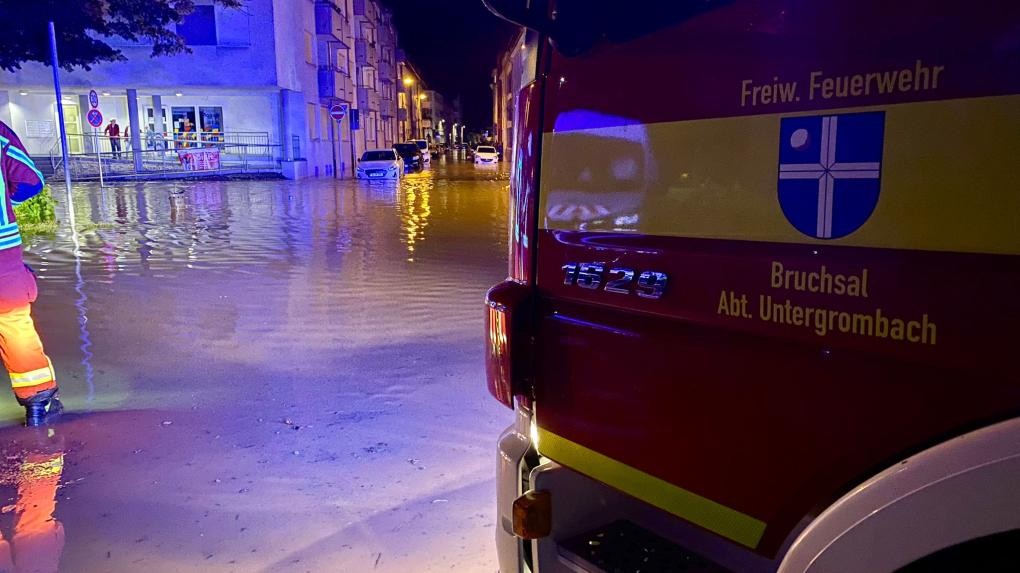 Überschwemmung und Feuerwehrauto