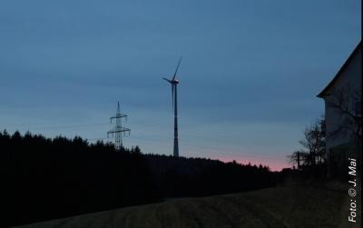 Windenergieanlage mit Blinklicht