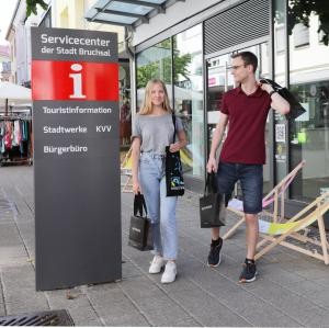 Zwei Personen shoppend in der Bruchsaler Innenstadt
