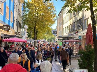 Zahlreiche Besucher/-innen in der Bruchsaler Innenstadt