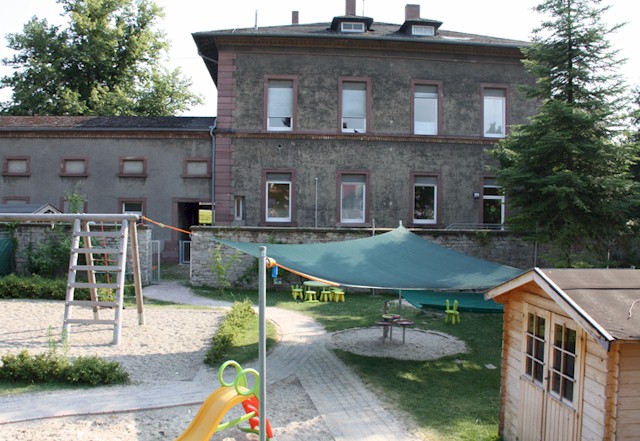 Gebäude und Spielplatz der Kindertagesstätte Sternenzelt