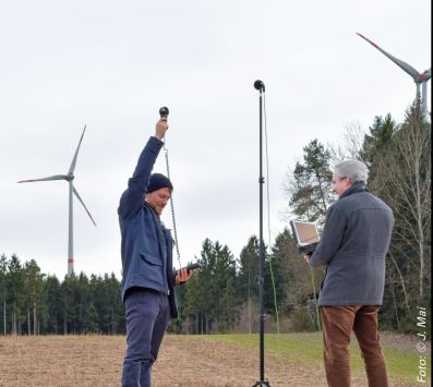 Akustik-Fachmann vor Windpark